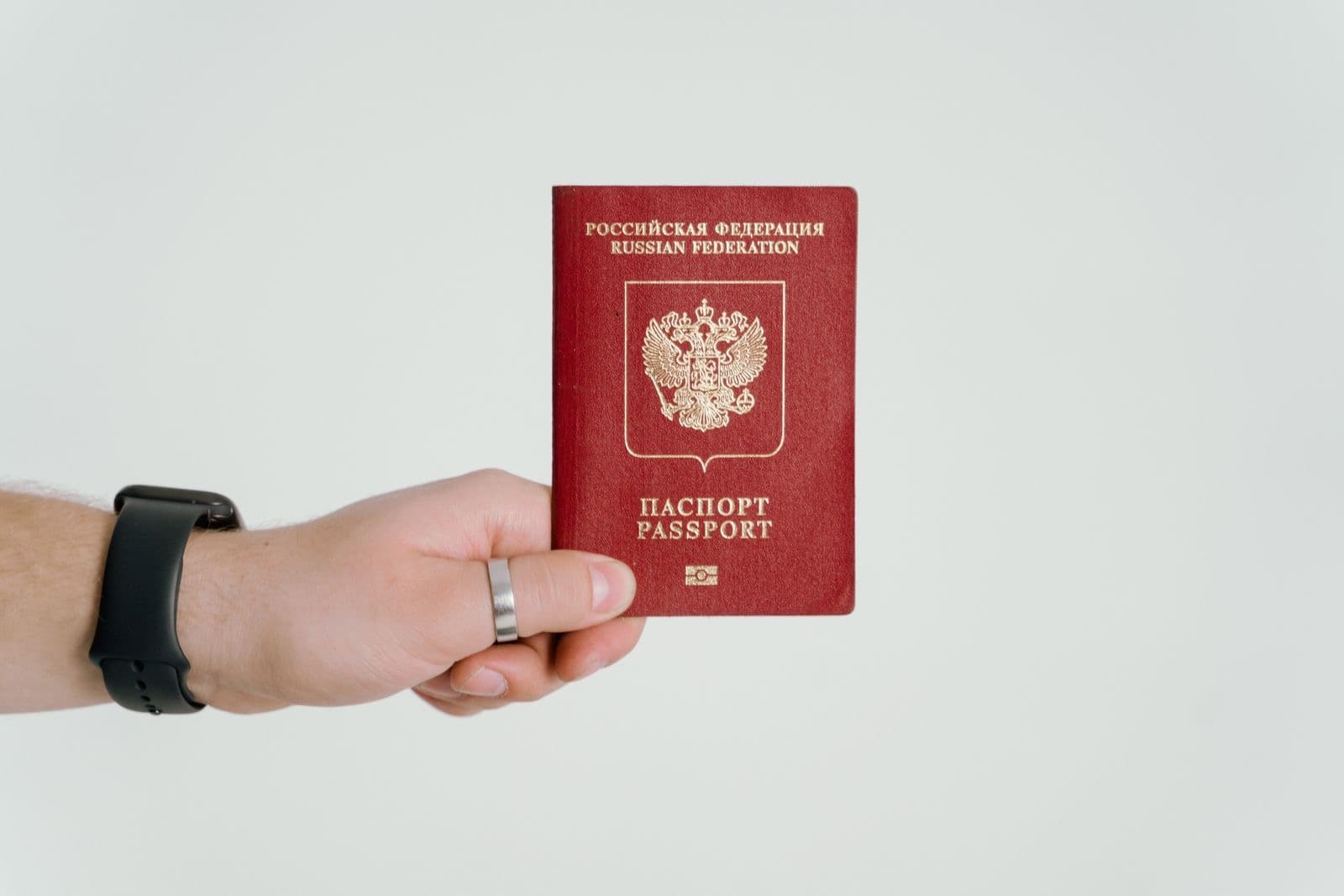 Загранпаспорт РФ в руке